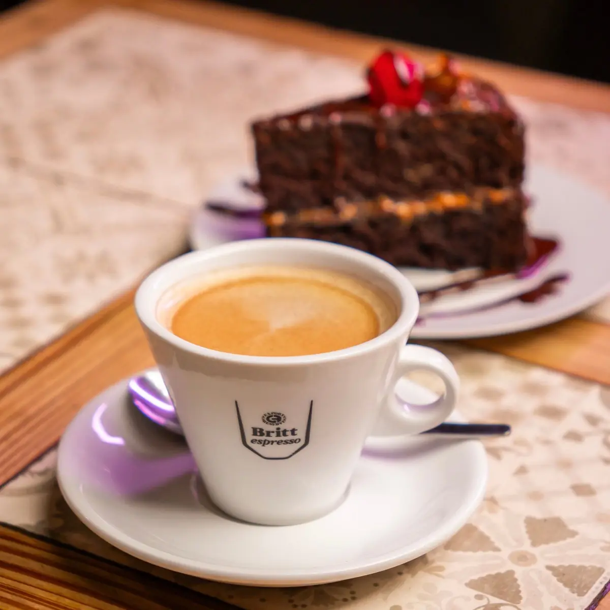 Café Britt espresso con postre de chocolate en Wild Olive, Huacachina