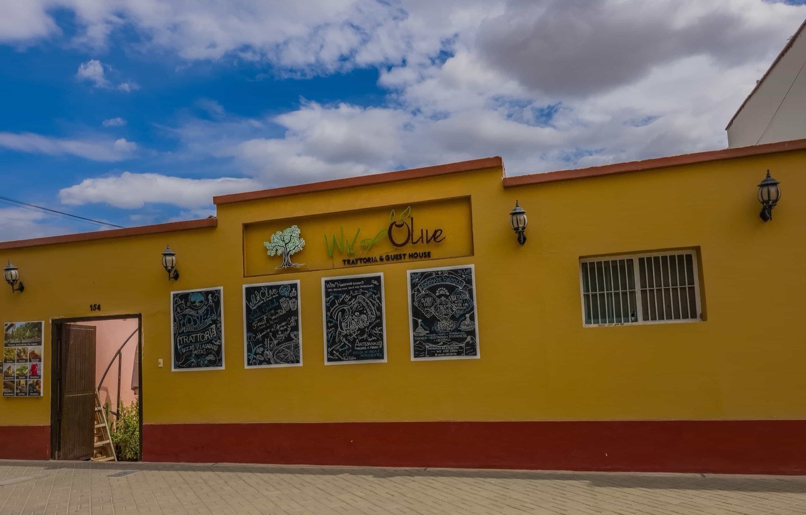 Fachada de Wild Olive Trattoria & Guest House en Huacachina, Ica
