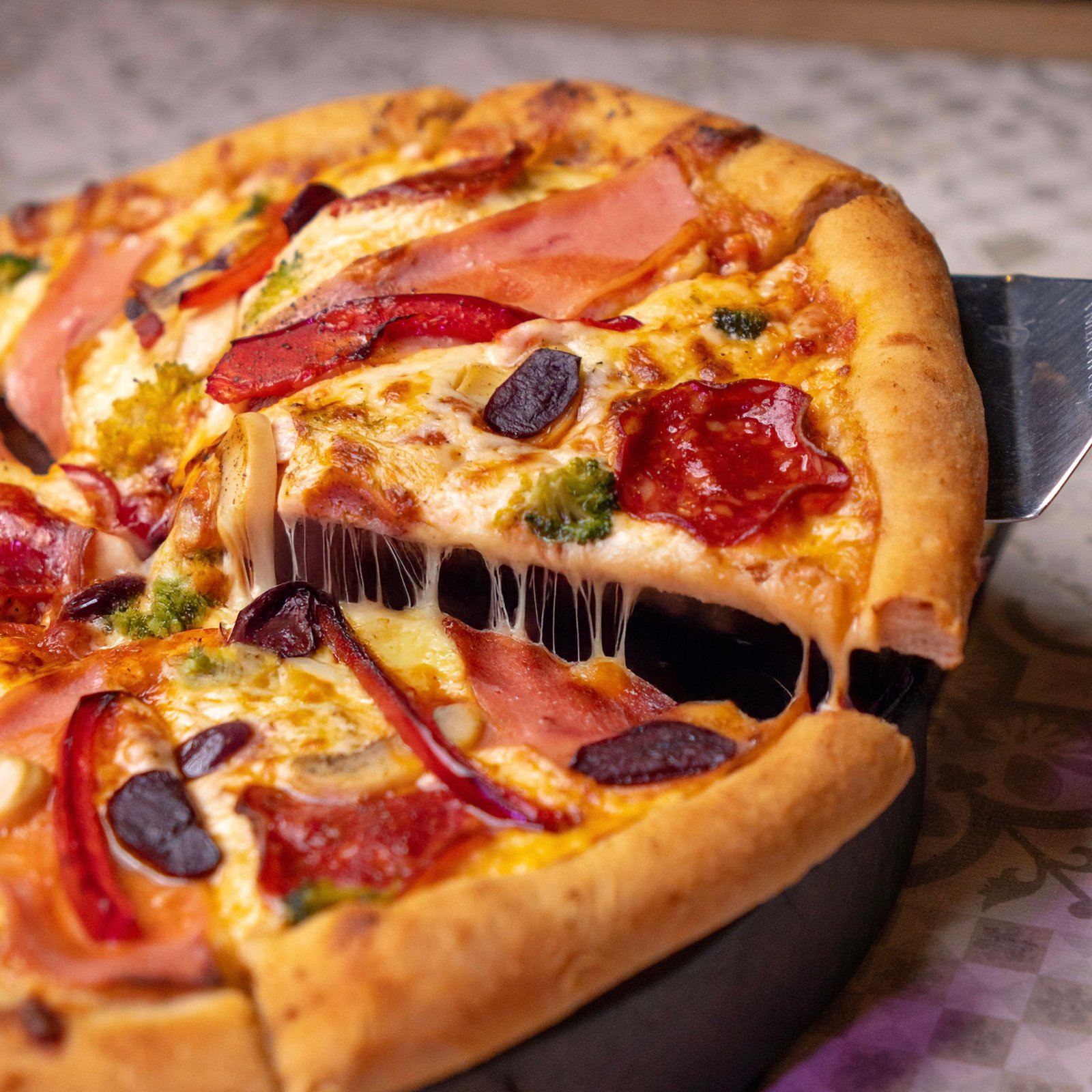 Pizza artesanal italiana con masa fermentada 48 horas en Wild Olive Huacachina - Mejor pizzeria del oasis de Ica