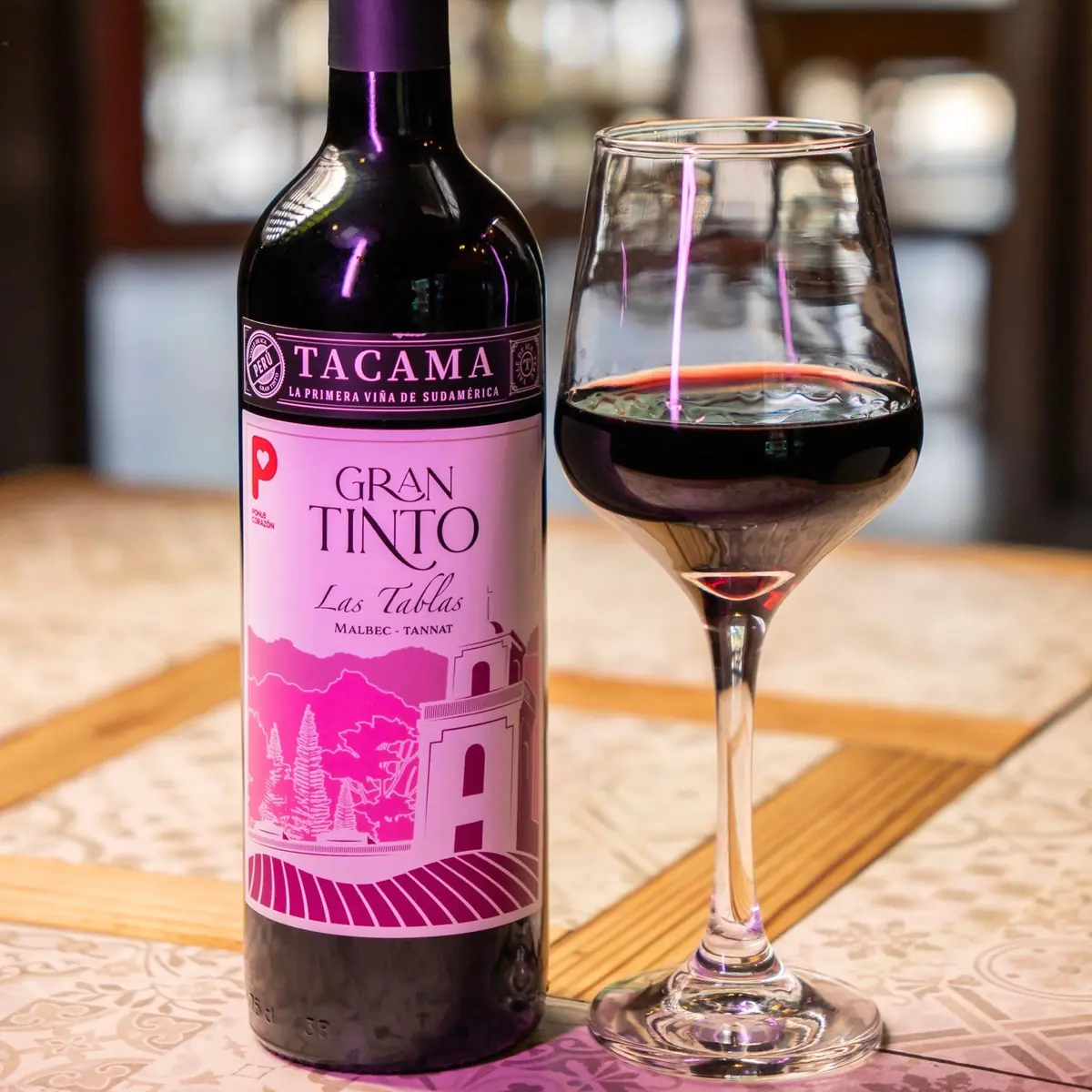 Copa de vino tinto Tacama de Ica en Wild Olive Trattoria, Huacachina